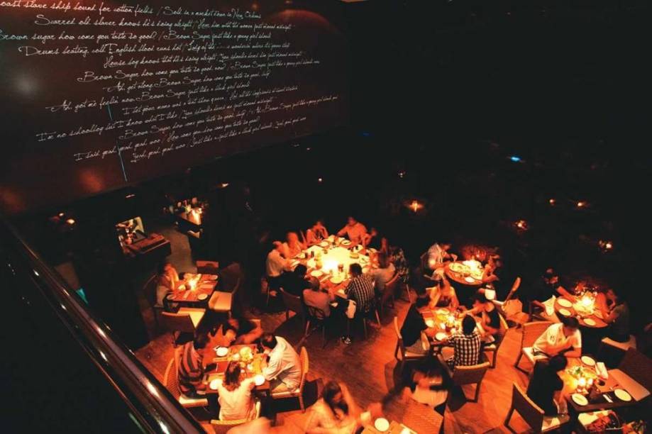 Salão descolado: concorrido especialmente no jantar Salão descolado: concorrido especialmente no jantar