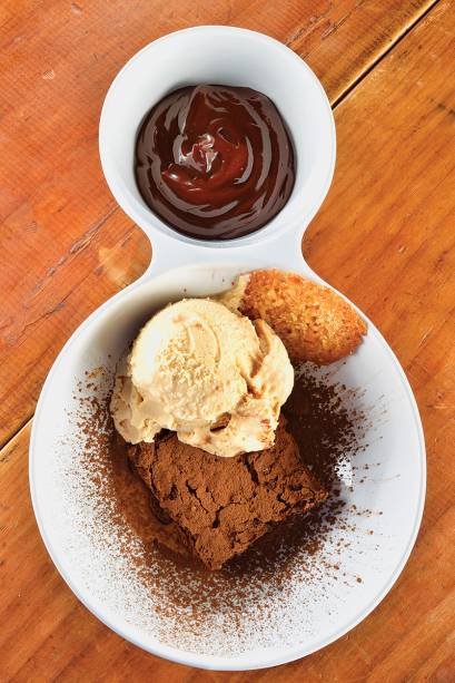 Brownie de chocolate com sorvete e ganache