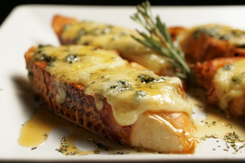 Bruschettas de gorgonzola ao mel Bruschettas de gorgonzola ao mel