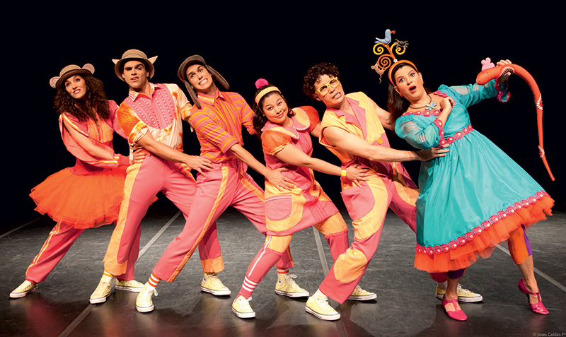 Os cantores bailarinos e Fortuna (de azul): canções vão do rock ao forró