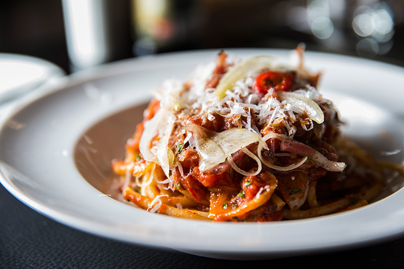 Das massas clássicas, não deixe de provar o bucatini alla matriciana, cujo molho leva tomate, guanciale e queijo pecorino