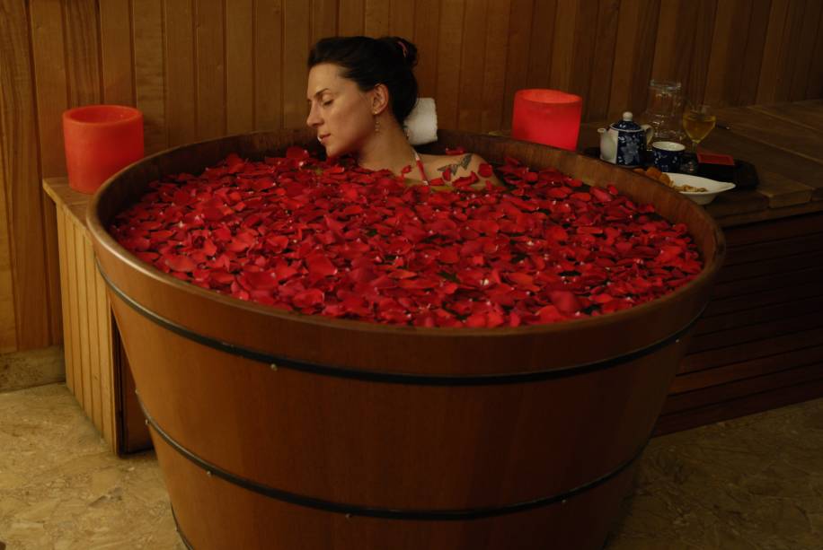 Banho de ofurô com pétalas de rosa no Buddha Spa