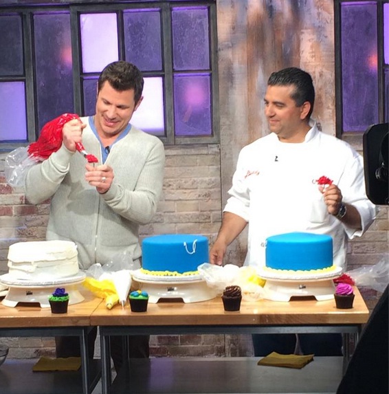 Buddy ensina convidado de seu programa a confeitar um bolo Buddy ensina convidado de seu programa a confeitar um bolo