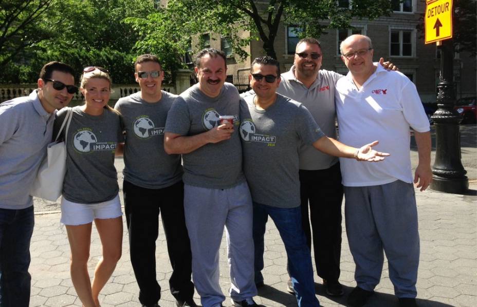 Buddy ao lado dos colegas de sua confeitaria Buddy ao lado dos colegas de sua confeitaria