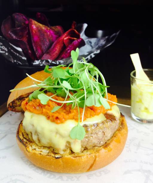 O hambúrguer royal navy, servido no evento Burger Day, no The Sailor O hambúrguer royal navy, servido no evento Burger Day, no The Sailor