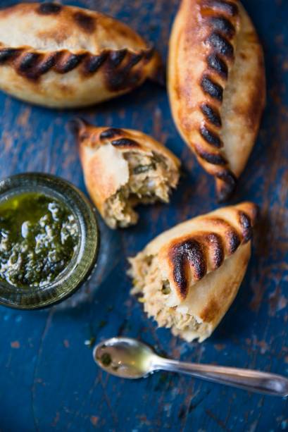 A empanada de frango caipira criado solto é uma delícia ao lado do molho verde de salsa e manjericão