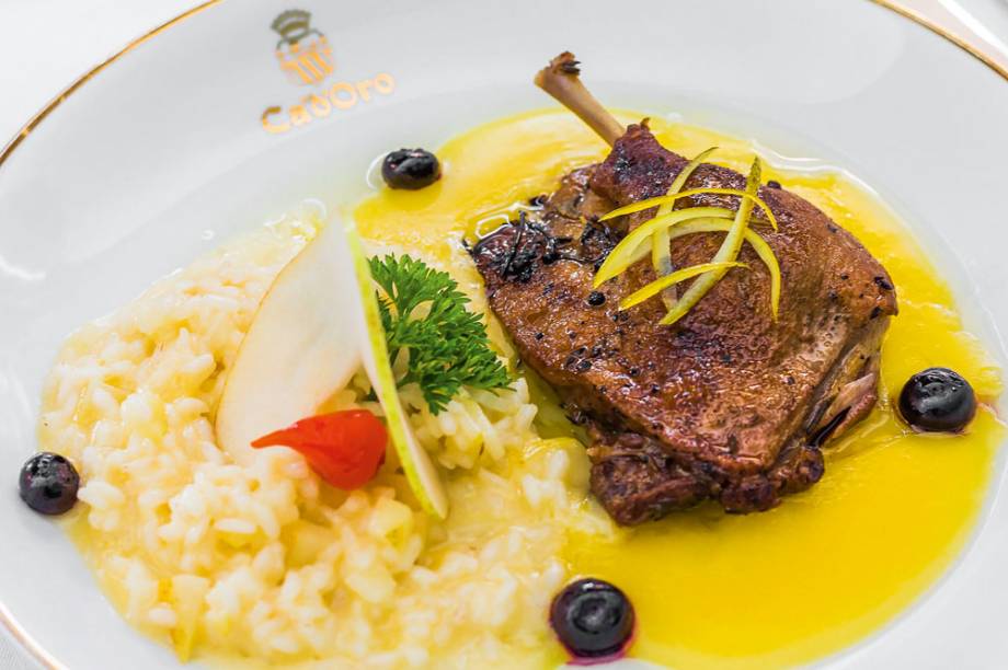 Confit de pato com frutas vermelhas na companhia de risoto de pera Confit de pato com frutas vermelhas na companhia de risoto de pera