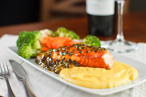 Salmão ao molho de maracujá sobre purê de mandioquinha e legumes ao vapor