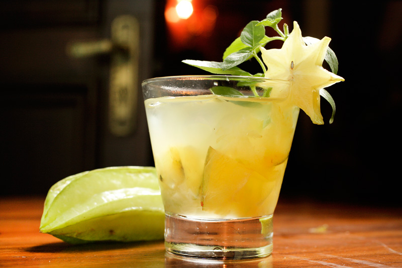 Caipirinha de carambola e manjericão