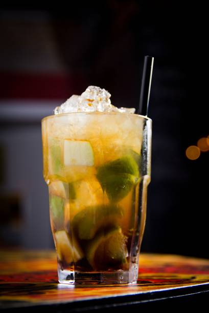 Caipirinha de limão com maçã verde Caipirinha de limão com maçã verde