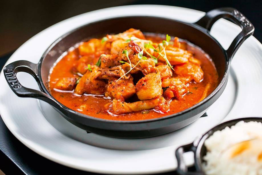 Caldeirada de frutos do mar com arroz de coco queimado Caldeirada de frutos do mar com arroz de coco queimado