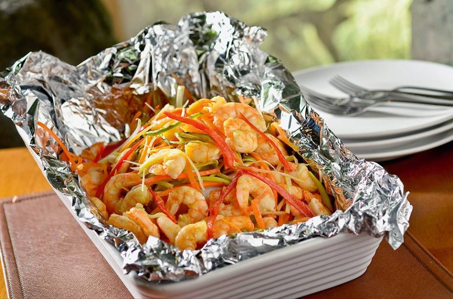 Papillote de camarão com arroz de brócolis para duas pessoas