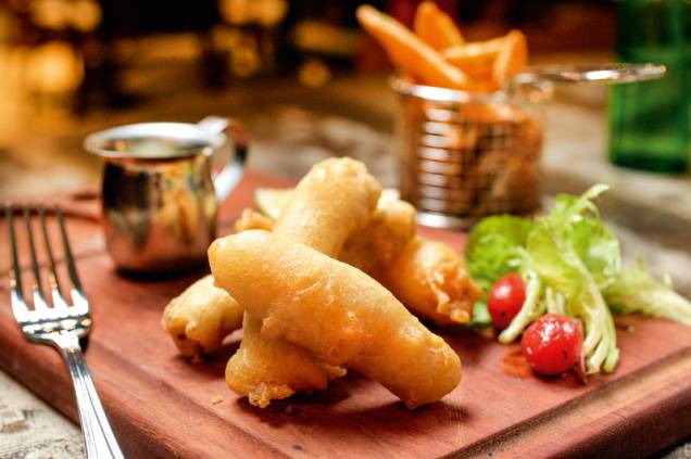 Fish and chips: bastões de bacalhau envoltos em massinha crocante servidos com molho tártaroe fritas sequinhas Fish and chips: bastões de bacalhau envoltos em massinha crocante servidos com molho tártaroe fritas sequinhas