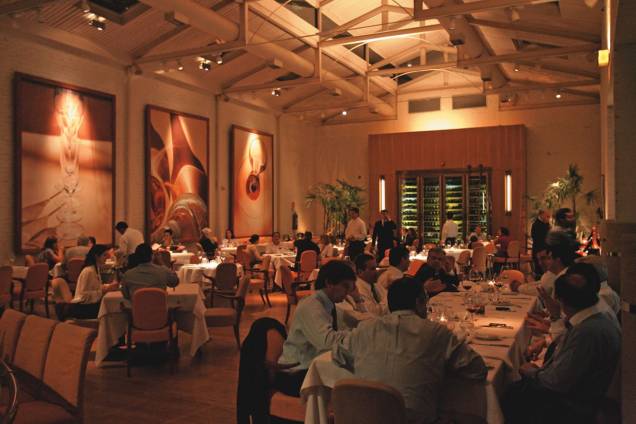 O bem iluminado salão: menu oferece pratos contemporâneos O bem iluminado salão: menu oferece pratos contemporâneos