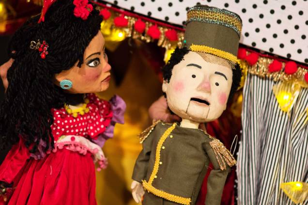 Na adaptação infantil da ópera Carmen, o enredo é apresentado por bonecos manipulados pela atriz Cris Miguel Na adaptação infantil da ópera Carmen, o enredo é apresentado por bonecos manipulados pela atriz Cris Miguel