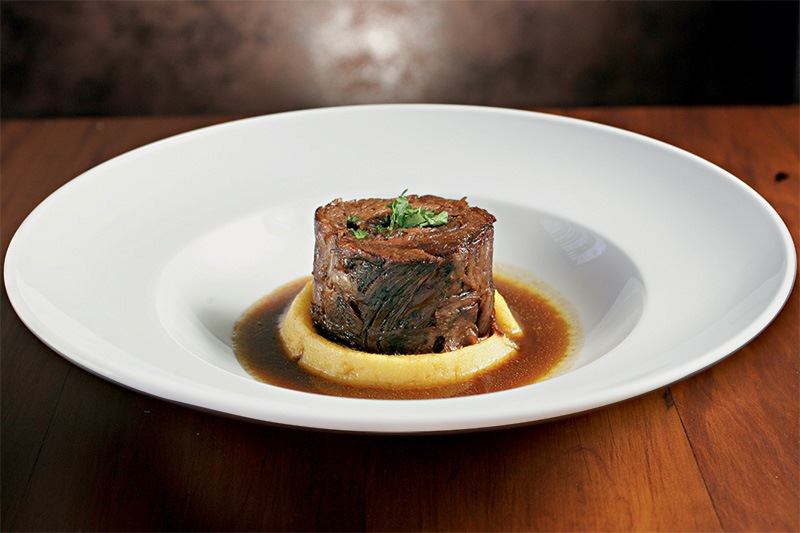 Paleta de cordeiro sobre polenta Paleta de cordeiro sobre polenta