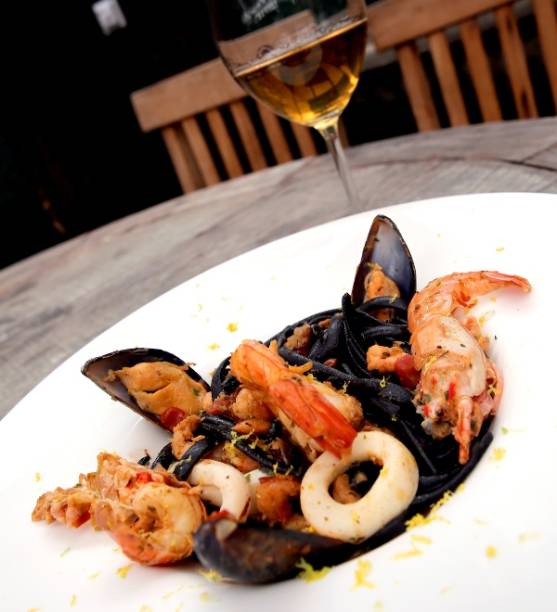 Linguini negro com frutos do mar ao perfume de limão siciliano