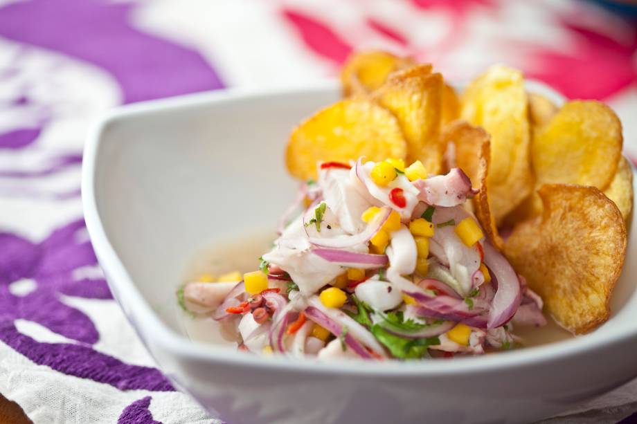 Domingo Cevichero: ceviche macarena leva peixe branco, camarão, polvo, coentro, pepino e manga Domingo Cevichero: ceviche macarena leva peixe branco, camarão, polvo, coentro, pepino e manga