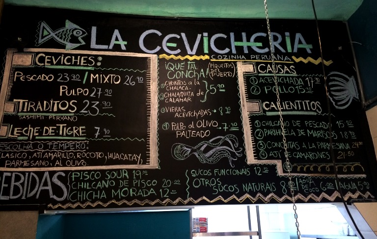 Cardápio na parede: sugestões anotadas na lousa Cardápio na parede: sugestões anotadas na lousa