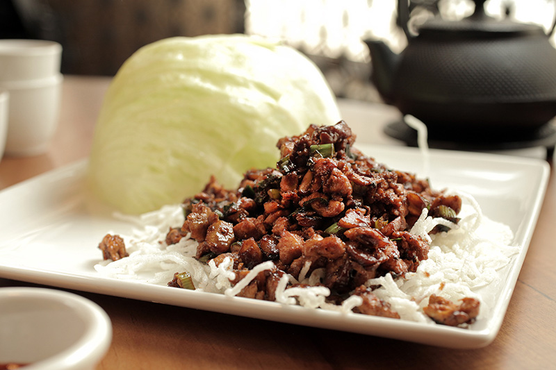 Salada de frango, cogumelos, cebolinha e castanha-d’água para ser enrolada em folhas de alface-americana Salada de frango, cogumelos, cebolinha e castanha-d’água para ser enrolada em folhas de alface-americana