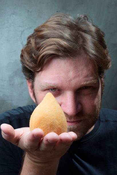O chef e apresentador Carlos Bertolazzi serve a coxinha de pato e de costela (R$ 8,00 cada) O chef e apresentador Carlos Bertolazzi serve a coxinha de pato e de costela (R$ 8,00 cada)