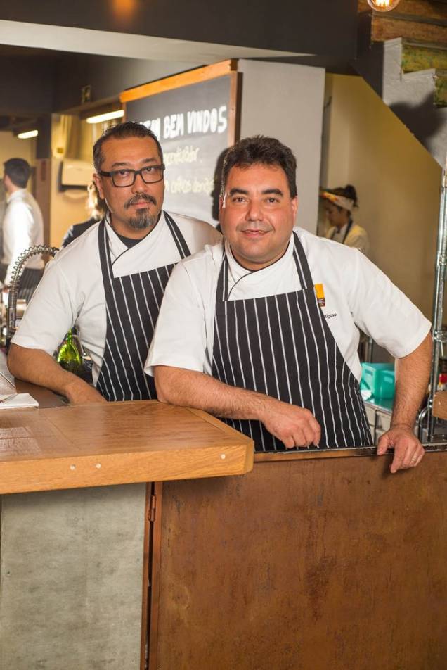 A cozinha está nas mãos dos chefs e donos Roberto Satoru Shimabukuro e Alexandre Ortigoso A cozinha está nas mãos dos chefs e donos Roberto Satoru Shimabukuro e Alexandre Ortigoso