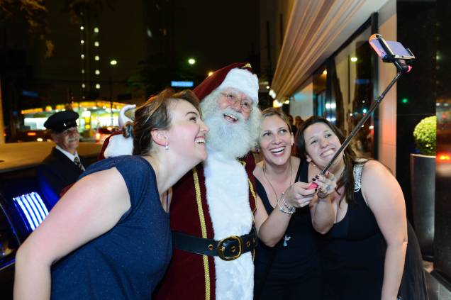 Papai Noel tira selfies com o público no Shopping Pátio Paulista Papai Noel tira selfies com o público no Shopping Pátio Paulista