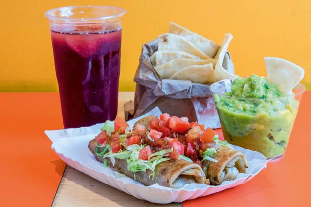 Sugestão do combinado de segunda: guacamole, burritos de pernil e refresco Sugestão do combinado de segunda: guacamole, burritos de pernil e refresco