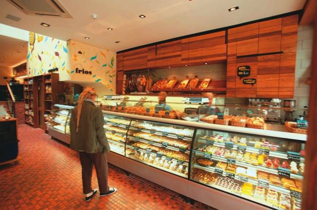 O salão da Pão de Ló, na Bela Vista: o vistoso balcão de pães e doces fica logo na entrada O salão da Pão de Ló, na Bela Vista: o vistoso balcão de pães e doces fica logo na entrada