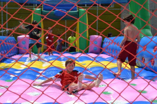 O futebol de sabão é um sucesso entre a garotada O futebol de sabão é um sucesso entre a garotada