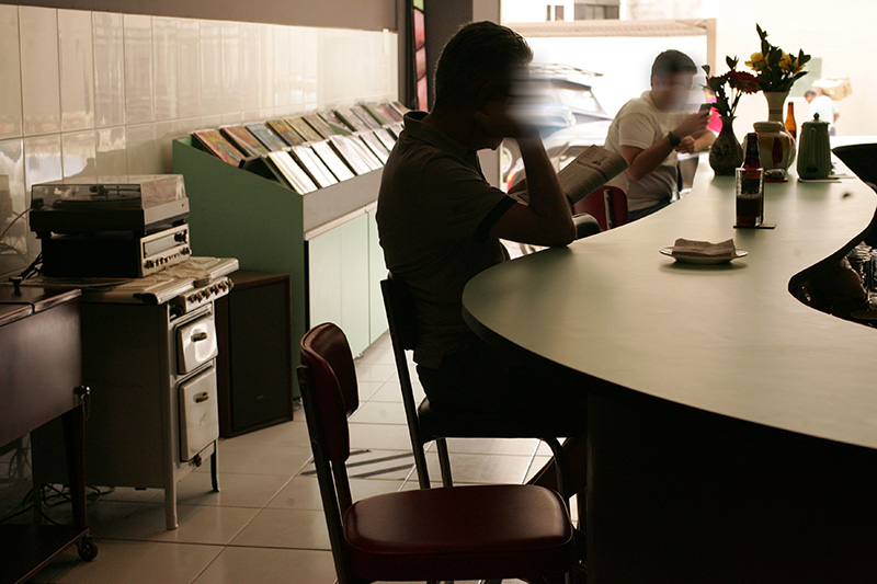 No salão, a lateral é tomada por LPs, todos à venda No salão, a lateral é tomada por LPs, todos à venda