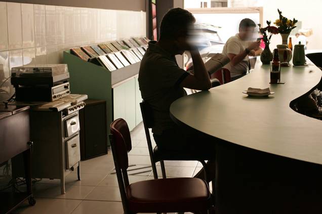 No salão, a lateral é tomada por LPs, todos à venda No salão, a lateral é tomada por LPs, todos à venda