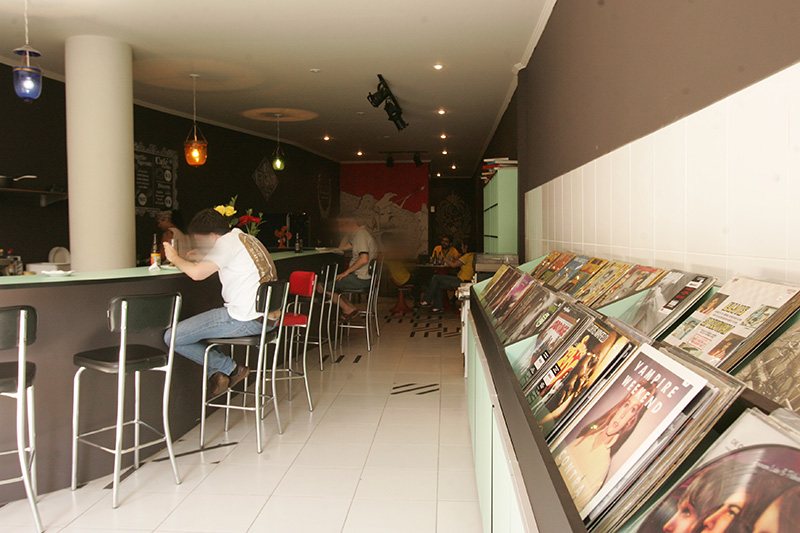 No salão, funciona também uma loja de discos de vinil selecionados pela chef No salão, funciona também uma loja de discos de vinil selecionados pela chef