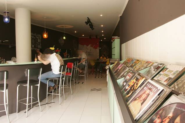 No salão, funciona também uma loja de discos de vinil selecionados pela chef No salão, funciona também uma loja de discos de vinil selecionados pela chef