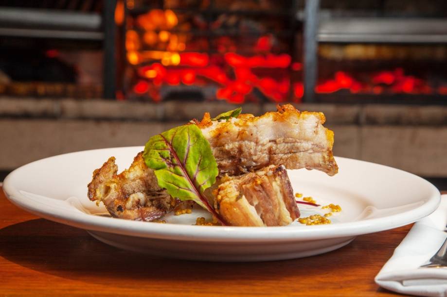 Na churrasqueira, são finalizadas a macias costelinha de porco Na churrasqueira, são finalizadas a macias costelinha de porco