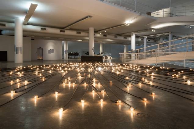 Este site-specific do francês Christian Boltanski é composto por 480 lâmpadas incandescentes que se apagam, uma a uma, a cada hora em que a exposição estiver aberta ao público Este site-specific do francês Christian Boltanski é composto por 480 lâmpadas incandescentes que se apagam, uma a uma, a cada hora em que a exposição estiver aberta ao público