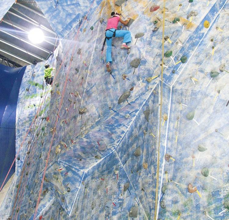 criancas-fazendo-escalada-indoor-no-ginasio-da-casa-de-pedra-jpg.jpeg
