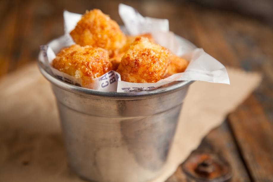 A porção de dadinhos de queijo de coalho empanados na farinha de tapioca