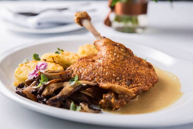 Ao molho de mel e mostarda, o confit de pato vai à mesa com nhoque de sêmola à romana com cogumelo shiitake fatiado Ao molho de mel e mostarda, o confit de pato vai à mesa com nhoque de sêmola à romana com cogumelo shiitake fatiado