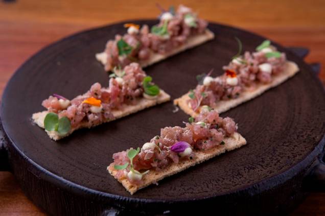 Tartare da carne curada com pó de cogumelo shiitake e maionese de tutano na torrada Tartare da carne curada com pó de cogumelo shiitake e maionese de tutano na torrada