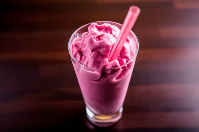O smoothie de frutas vermelhas é bem consistente O smoothie de frutas vermelhas é bem consistente
