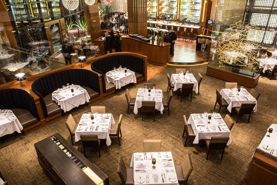 Salão com capacidade para 350 pessoas Salão com capacidade para 350 pessoas