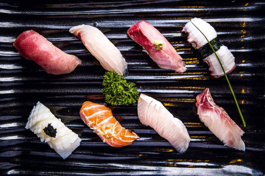 Sushi misto individual com oito unidades