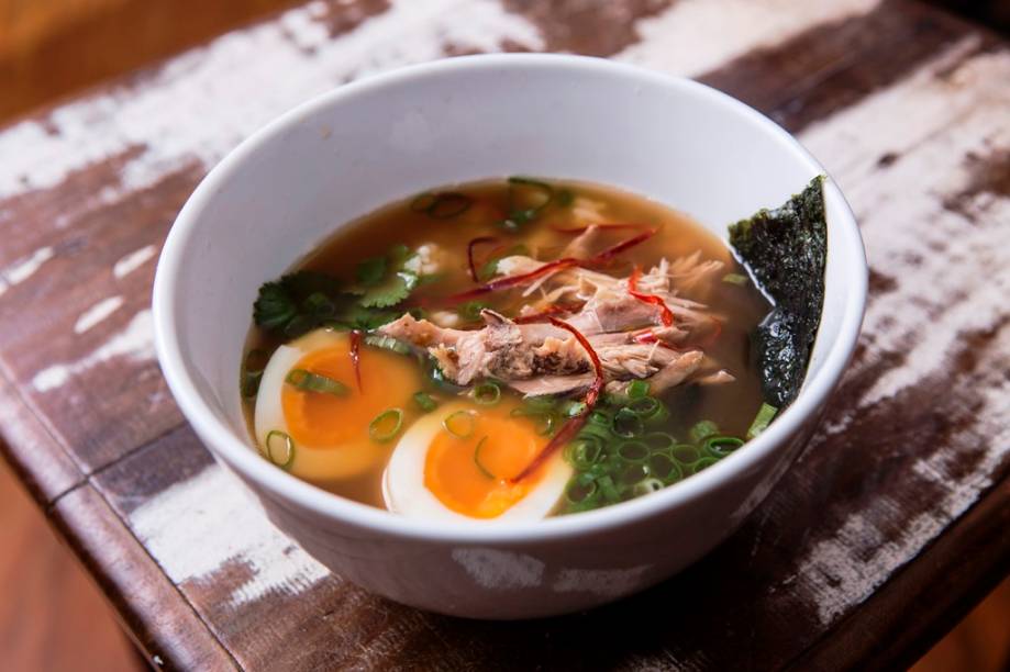 Revigorante, a canja de galinha de pegada oriental com alga integra o cardápio bolado pelo chef e sócio Marcelo Corrêa Bastos Revigorante, a canja de galinha de pegada oriental com alga integra o cardápio bolado pelo chef e sócio Marcelo Corrêa Bastos