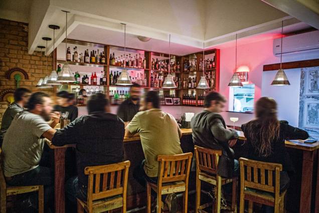 No balcão, de frente para os bartenders: sem frescura No balcão, de frente para os bartenders: sem frescura