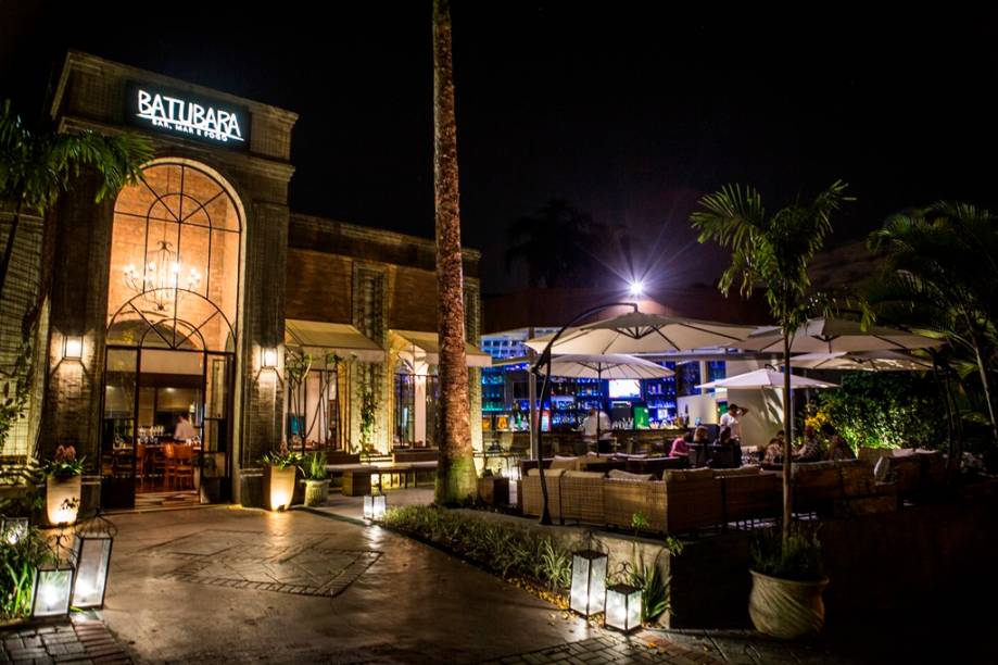 Além do salão, há uma agradável varanda ao ar livre com sofás e ombrelones Além do salão, há uma agradável varanda ao ar livre com sofás e ombrelones