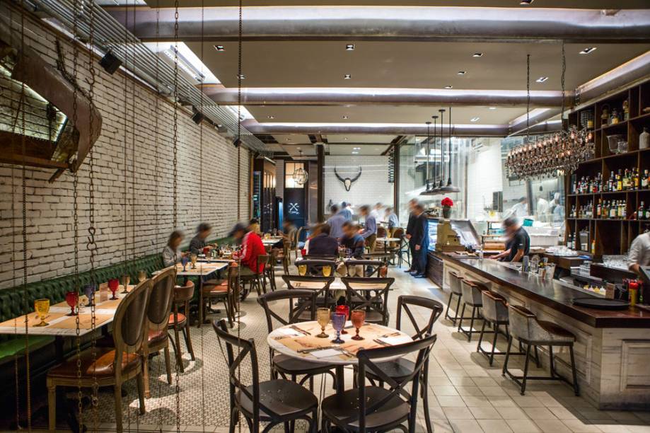 O salão com uma varanda no piso superior O salão com uma varanda no piso superior