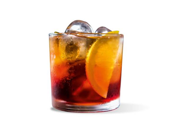 Sbagliato: Campari, vermute, espumante e rodelas de laranja Sbagliato: Campari, vermute, espumante e rodelas de laranja
