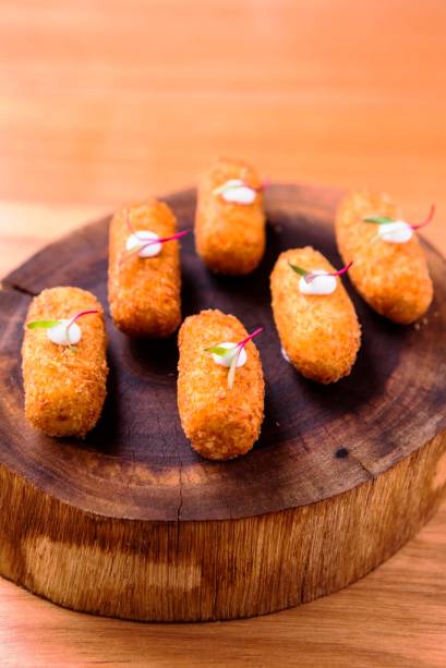 Para beliscar, vá de croquetas de queijo de cabra e alho-poró