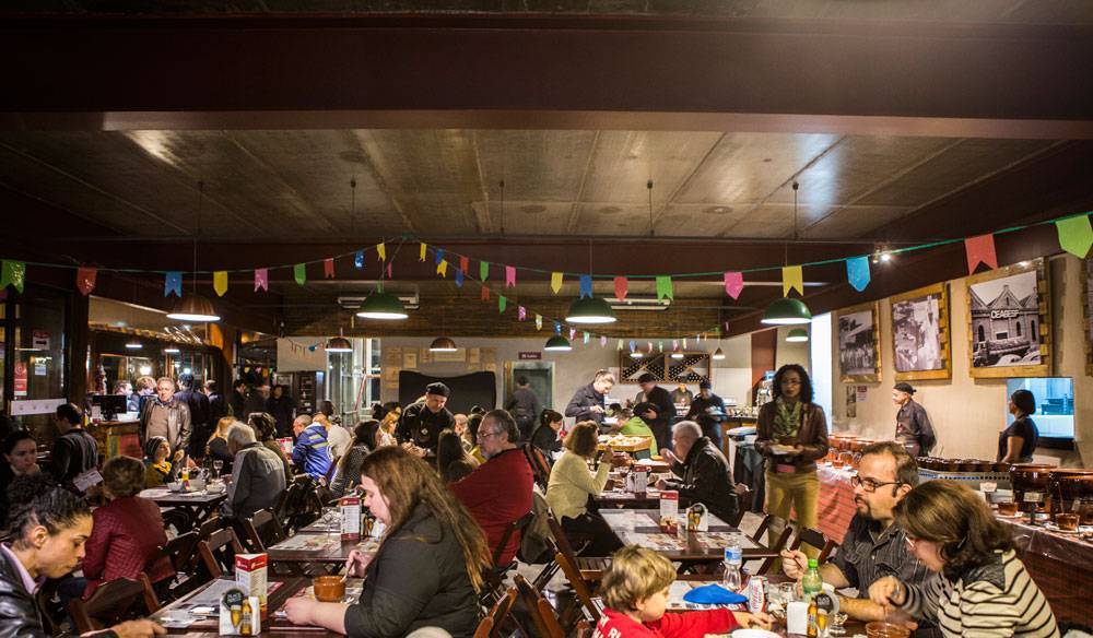 O ruidoso salão da Ceagesp: sopas e caldos à vontade